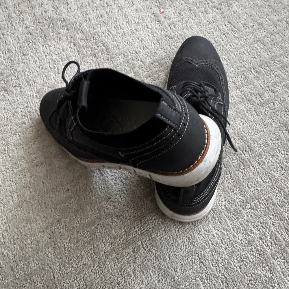 Men shoes by Curt and Larson
Size 11
Slightly worn
Black and bro